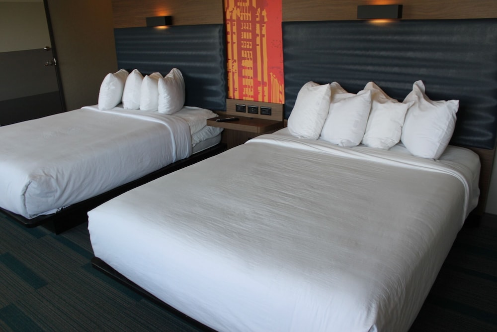 Room, 2 Queen Beds (Mobility/Hearing Access, Roll-In Shwr) photo 2