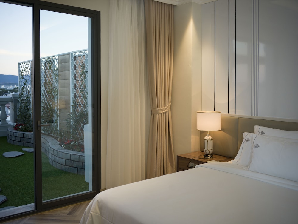 Grand Suite, Garden View - Photo 11