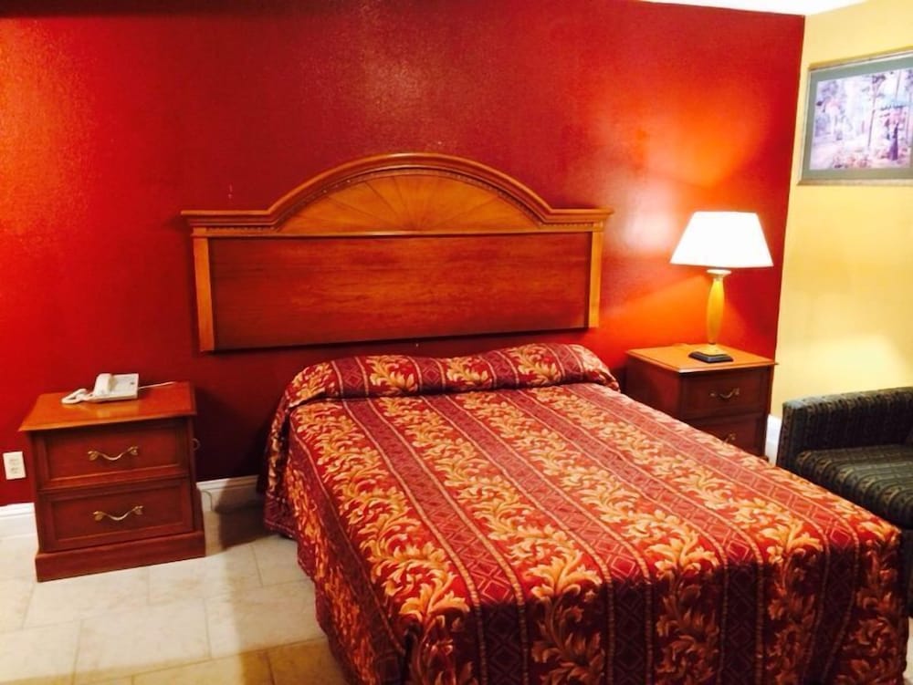 Standard Room, 1 Queen Bed photo 2