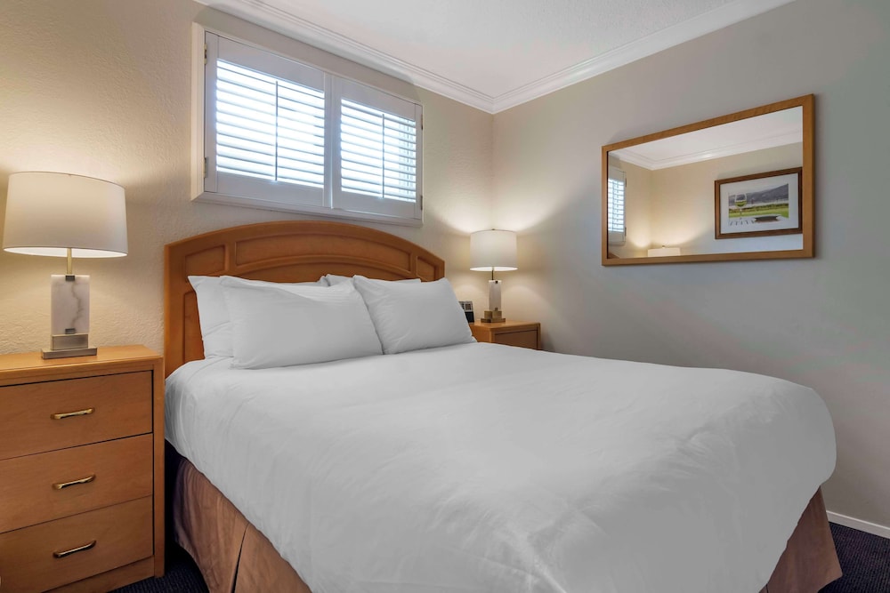 Suite, 2 Queen Beds, Non Smoking, Refrigerator & Microwave (with Sofabed) photo 1
