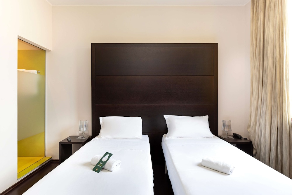 Standard Twin Room, Non Smoking - Photo 7