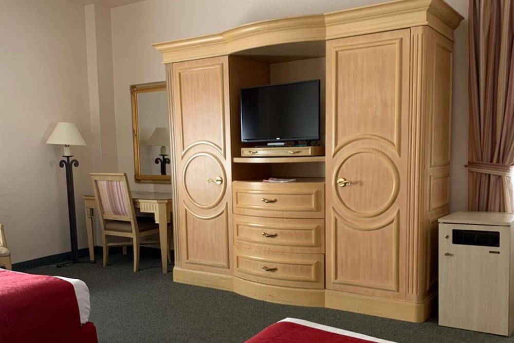 Standard Room, 1 King Bed, Non Smoking photo 2