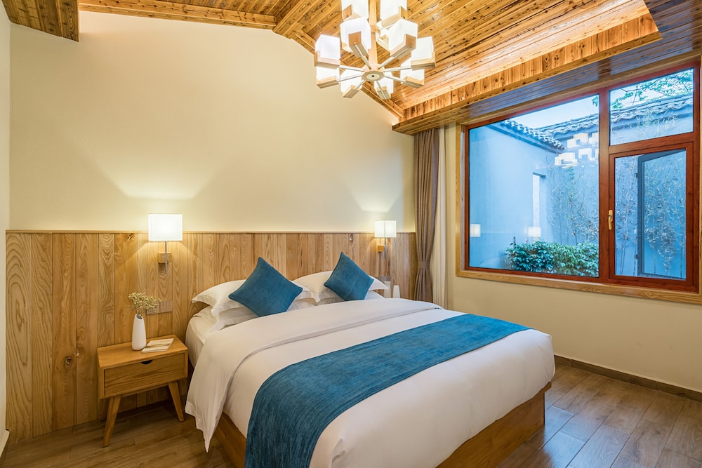 Standard Suite, Courtyard Area photo 2