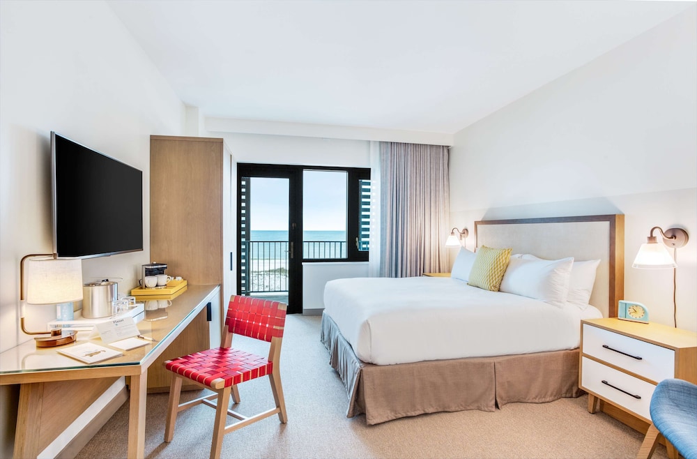 Room, 1 King Bed, Accessible (Mobility, Roll-In Shower)
