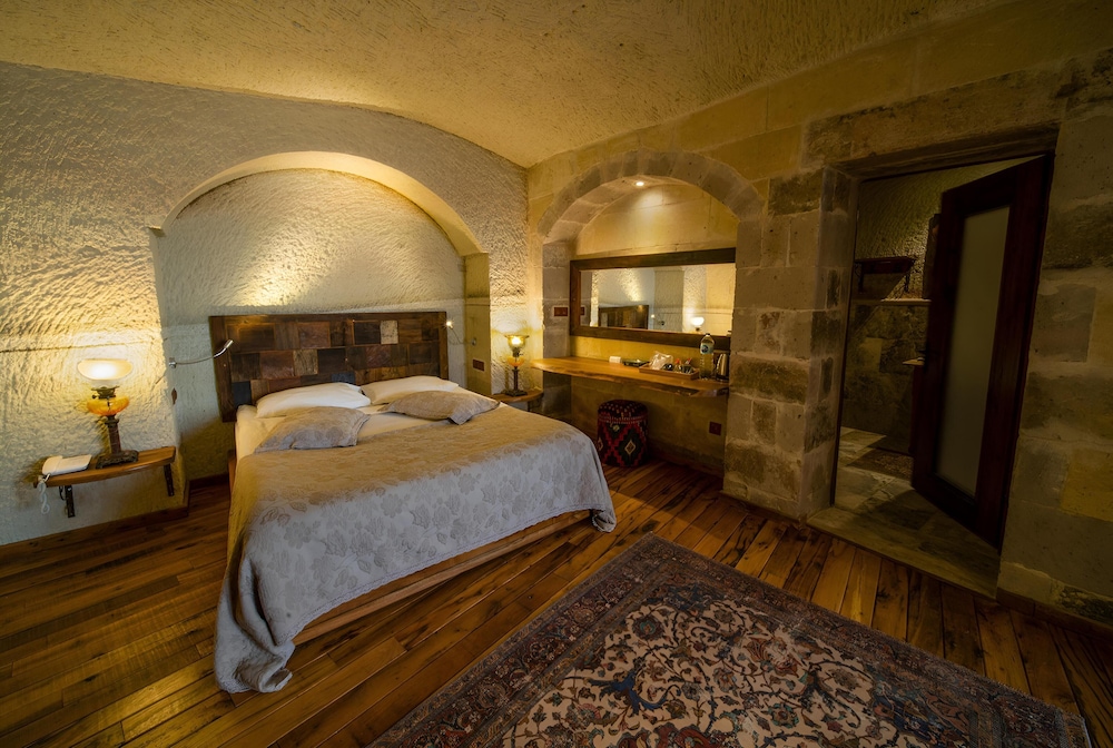 Deluxe Cave Room photo 2