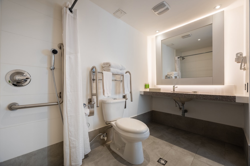 Suite, 1 Queen Bed, Accessible - Photo 19