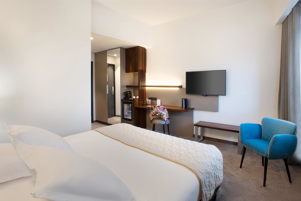 Standard Room, 1 Queen Bed, Non Smoking - Photo 3