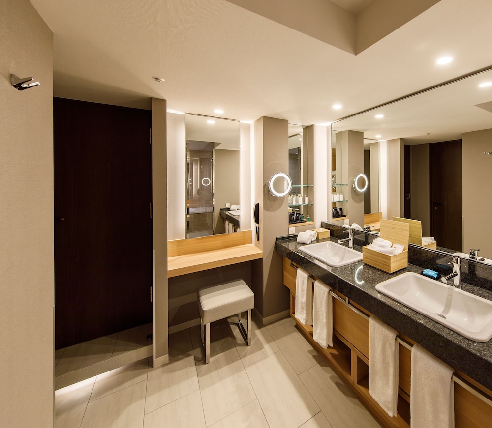 Nikko Executive Suite, Non-Smoking thumbnail 6
