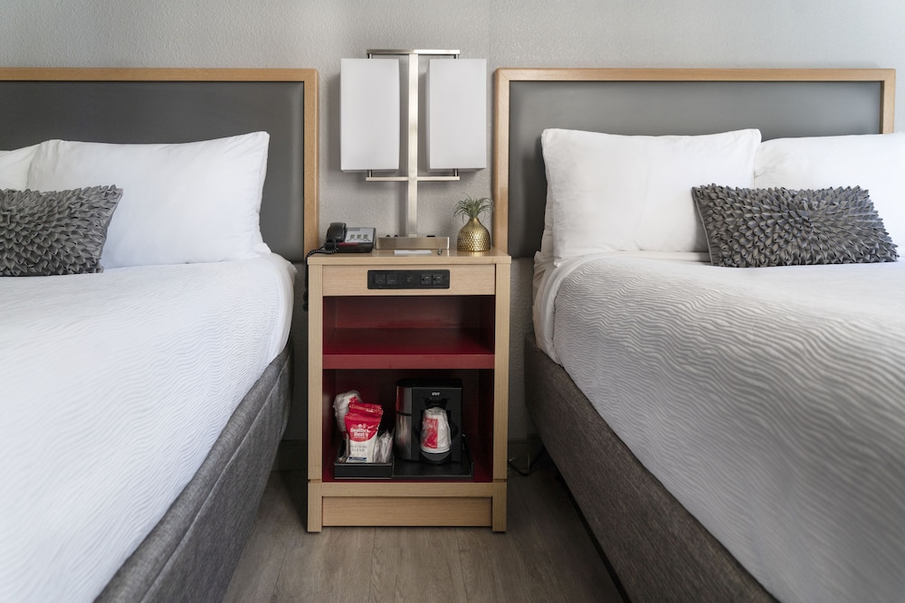 Premium Room, Multiple Beds (Smoke Free) - Photo 2