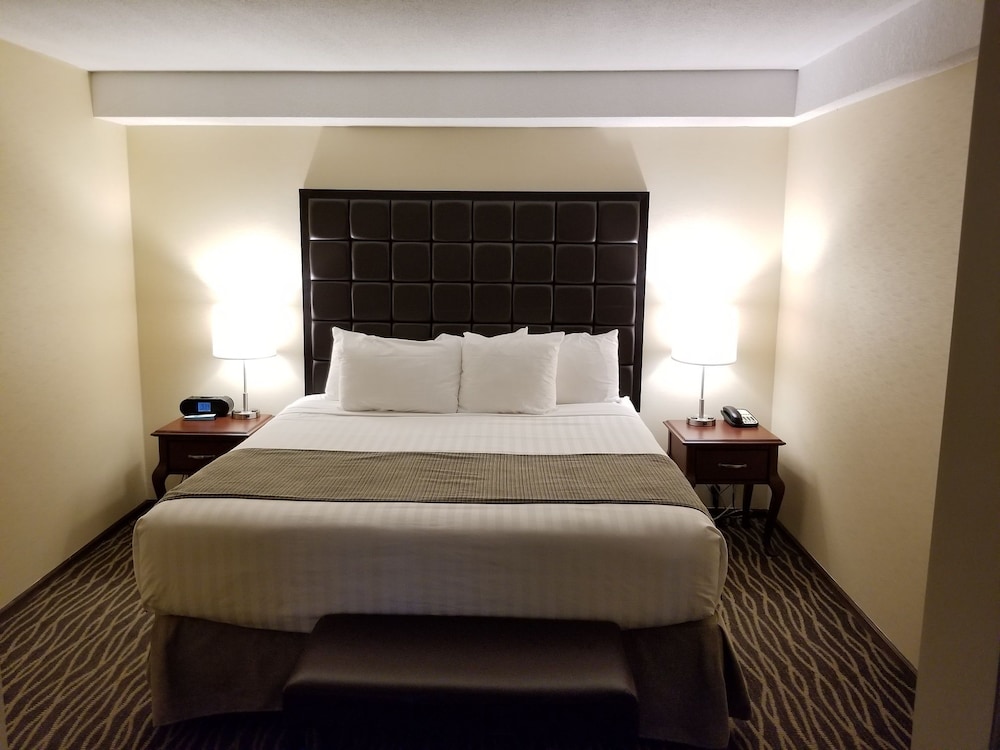 Suite, 1 King Bed with Sofa bed, Balcony - Photo 3