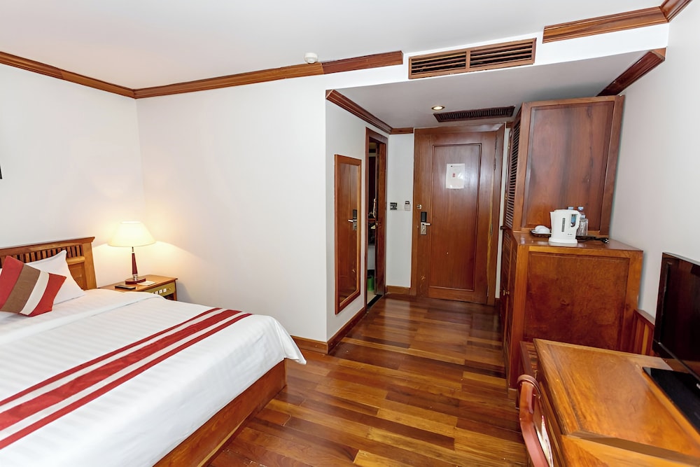 Deluxe Double Room with Balcony - Photo 13