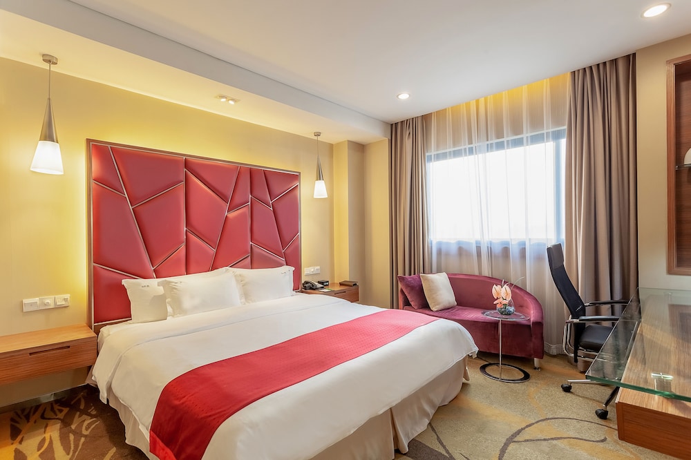 Premium Room, 1 King Bed, Garden View - Photo 7
