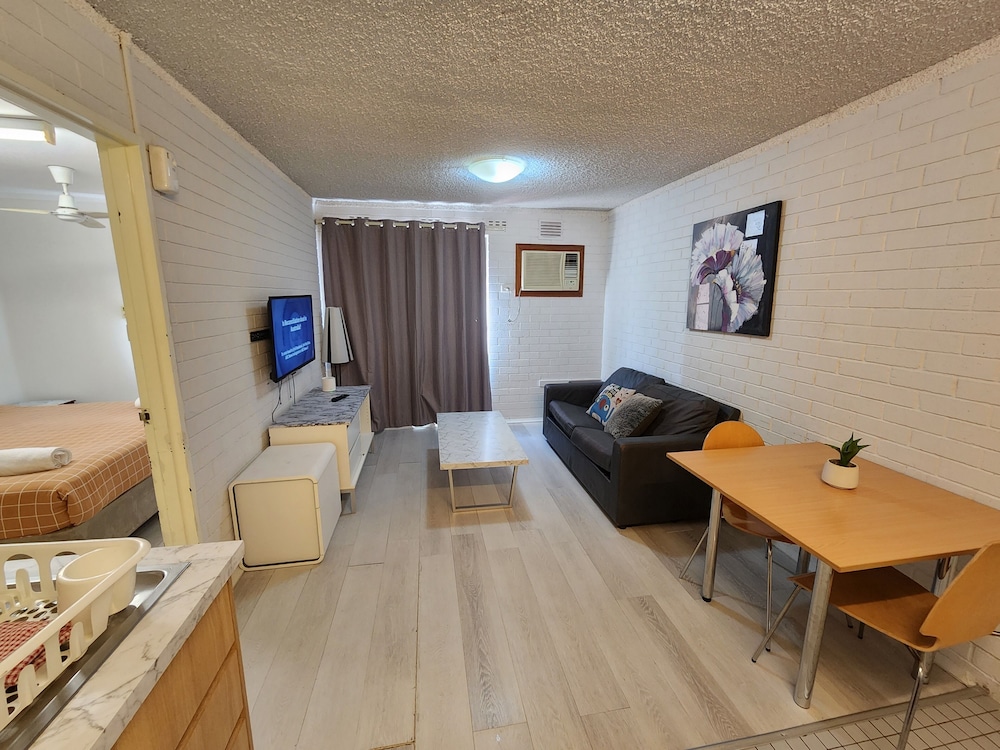 One Bedroom Apartment Queen Bed - Photo 10