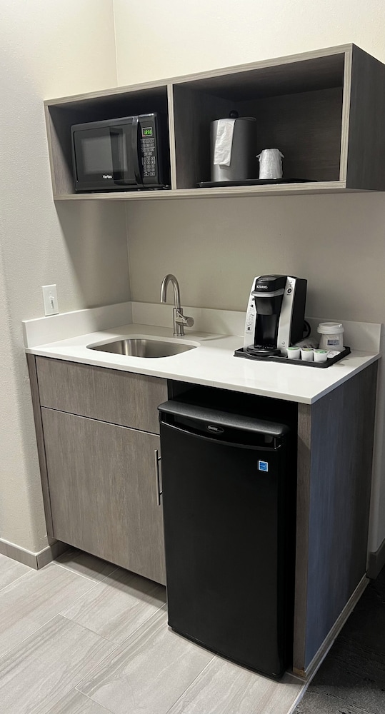 Suite, 1 King Bed with Sofa bed (Wet Bar) - Photo 4
