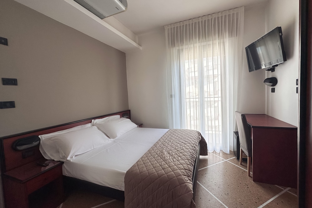 Standard Double or Twin Room - Photo 1