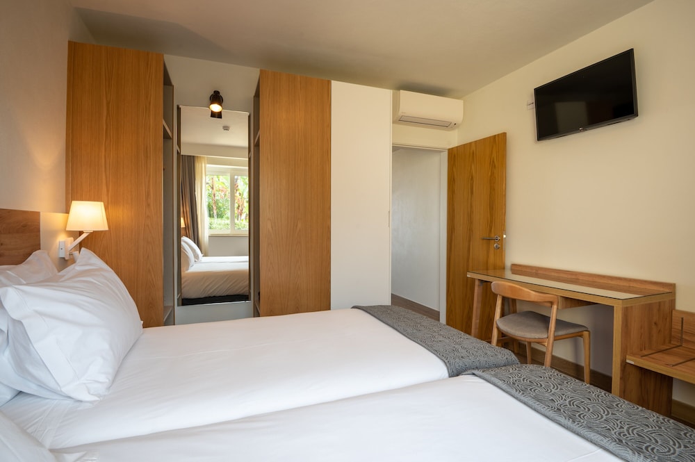 Comfort Suite, Balcony, Pool View (with balcony or terrace) thumbnail 5