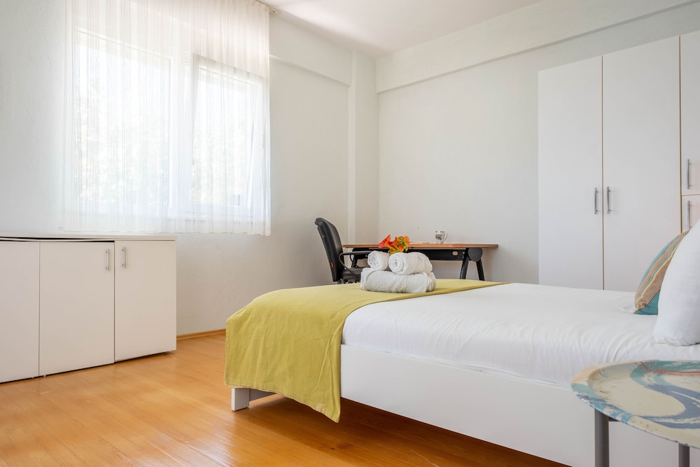 Luna - 2 Bed with Private Garden by the Pool