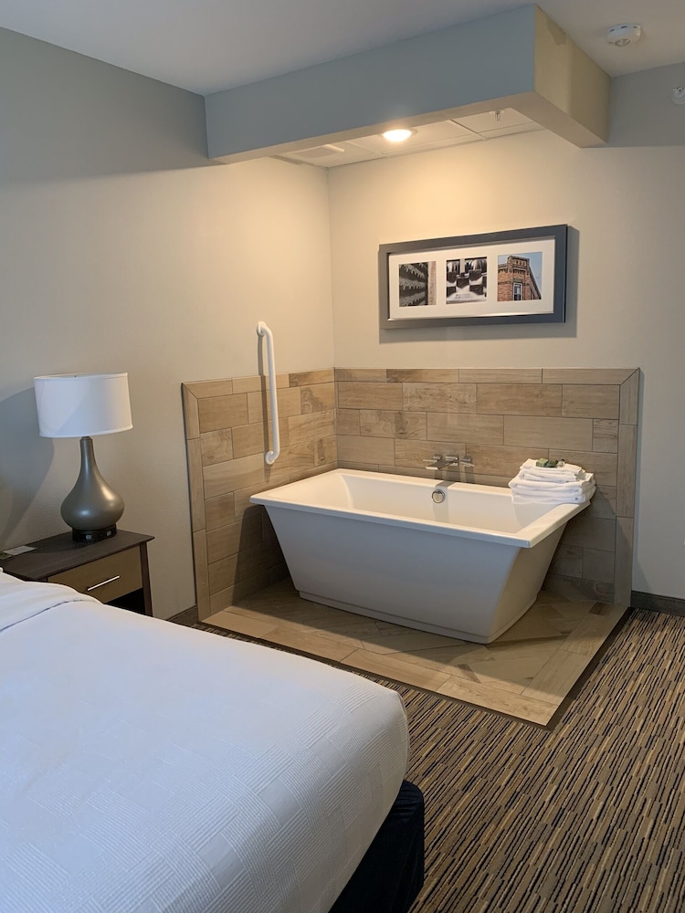 Superior Room, 1 King Bed, Non Smoking photo 2