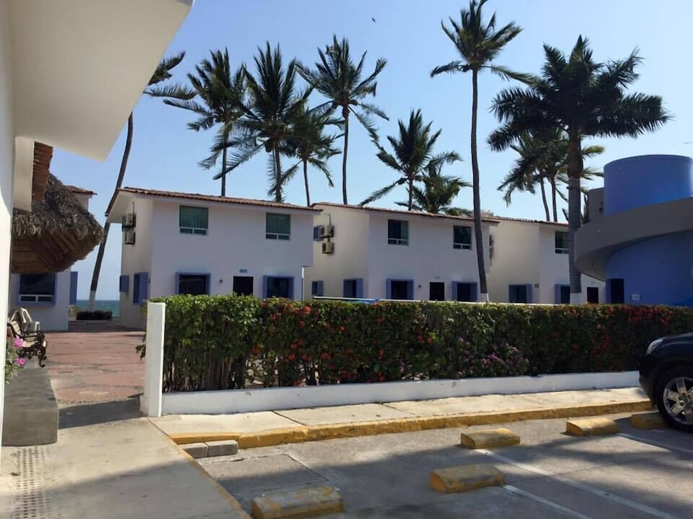 Two Bedroom Beach Front Bungalow photo 3