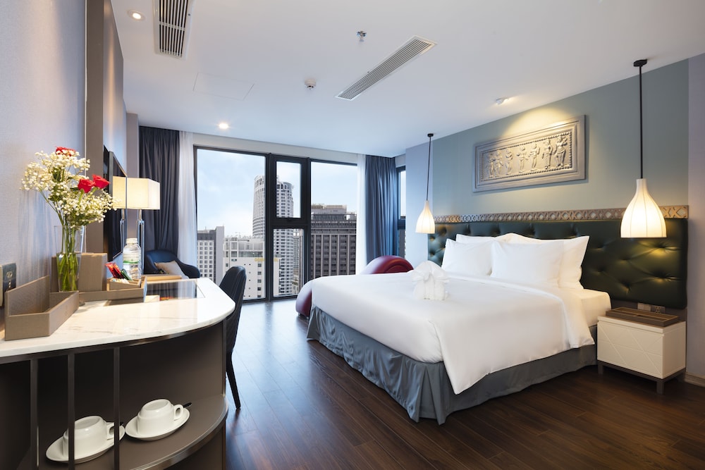 Signature Room, Bathtub, Partial Ocean View - Photo 1