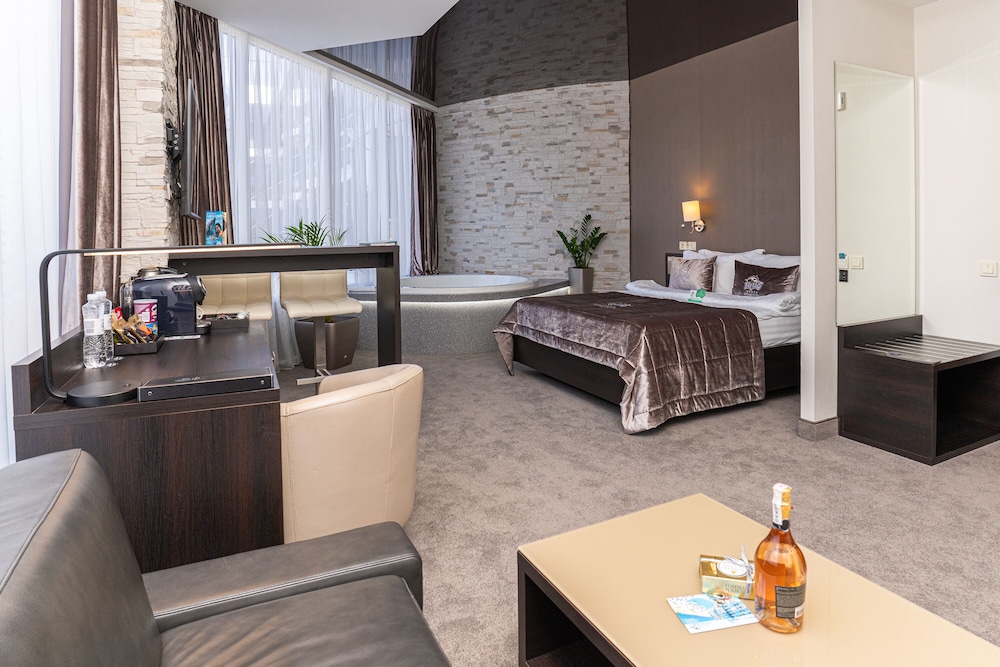Luxury Suite with City View photo 3