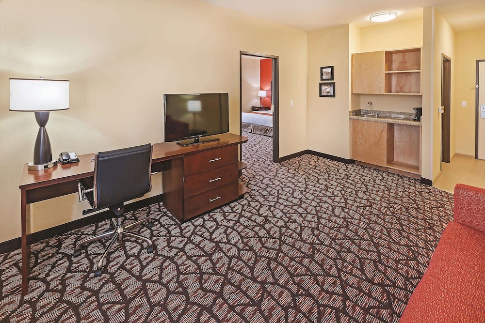 Suite, 1 King Bed, Non Smoking, Golf View photo 1