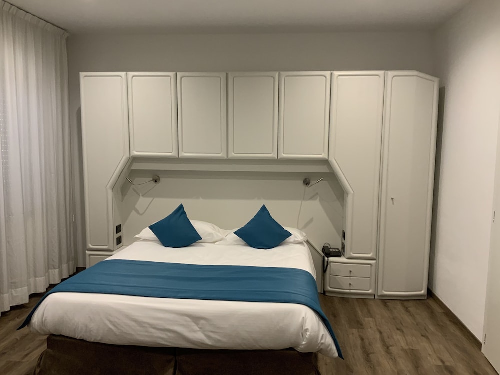 Family Room, 1 King Bed with Sofa bed, Non Smoking photo 1