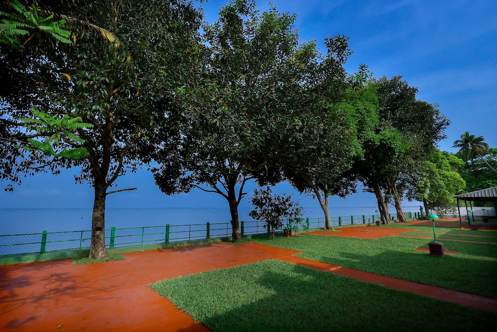 Lakefacing Cottage - Photo 9