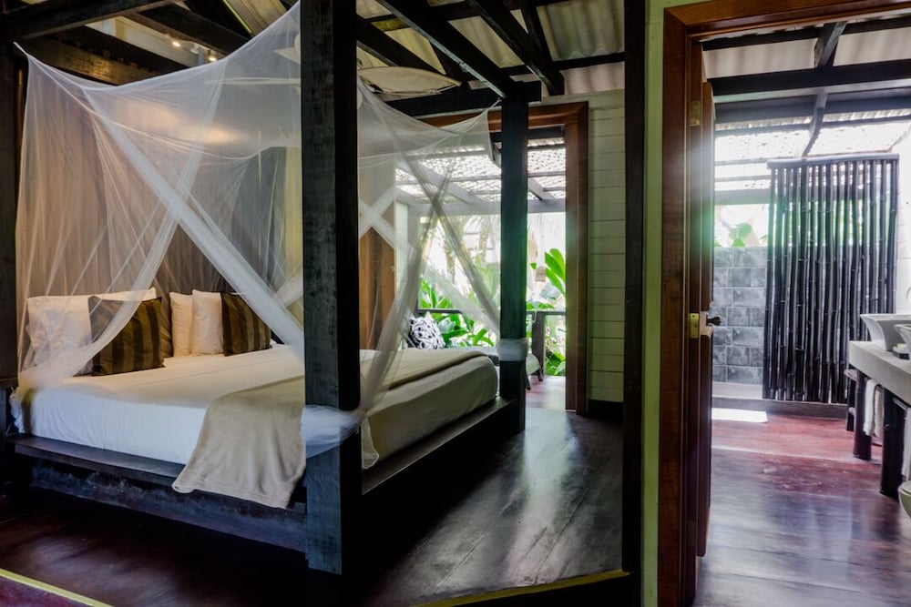 Superior Double Room, 1 King Bed, Pool View, Poolside photo 2