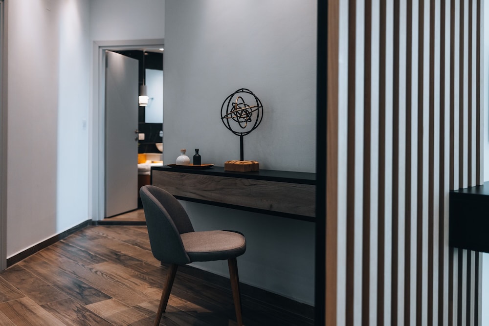 Deluxe 2-Bedroom Apartment Partial Sea View