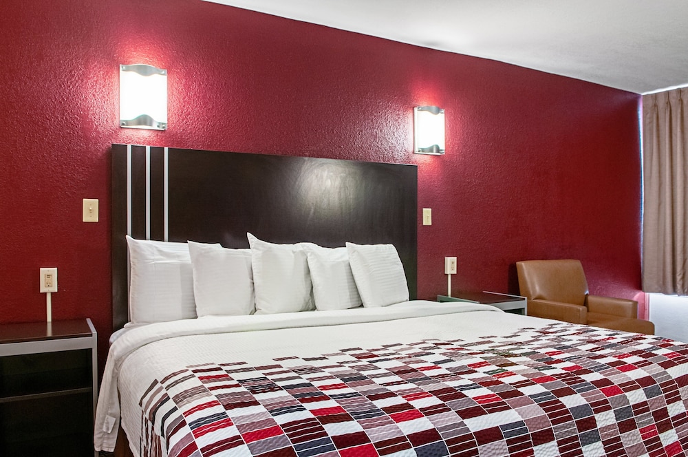 Deluxe Room, 1 King Bed, Smoking photo 3