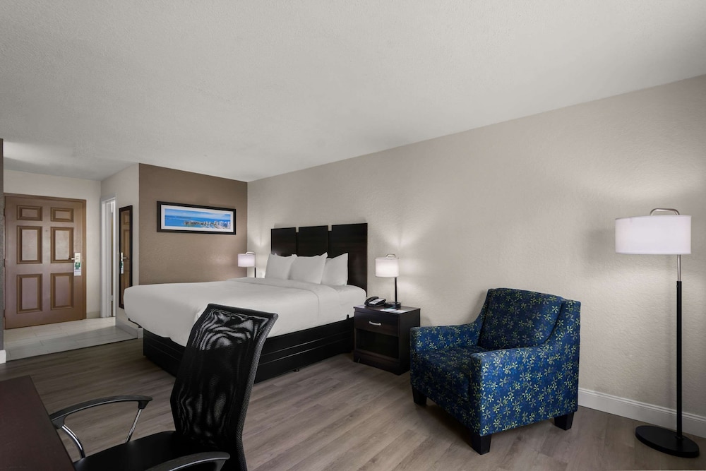 Standard Room, 1 King Bed, Non Smoking