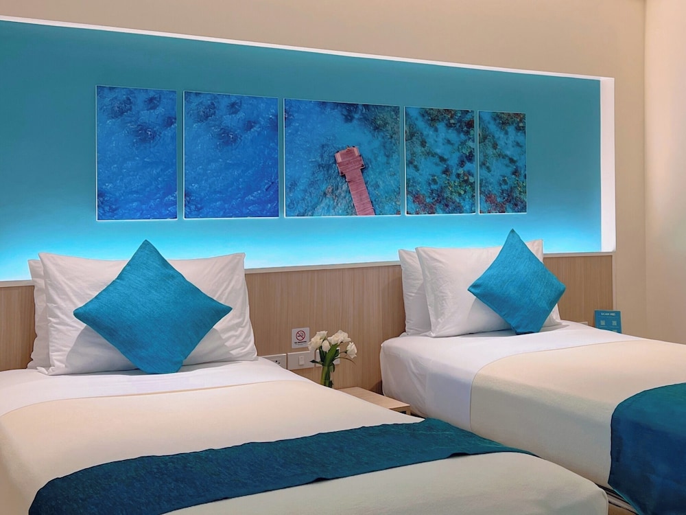 Superior Room-East Wing - Photo 1