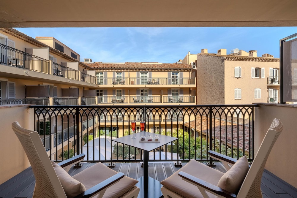 Room (Round Patio Terrace)