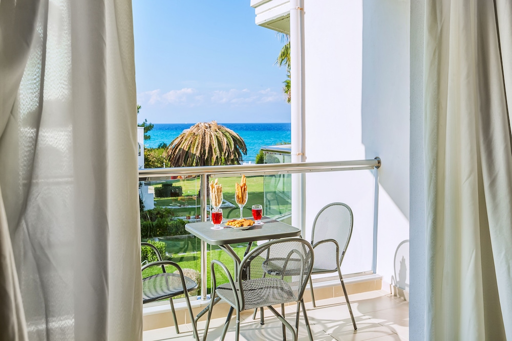 Family Room, Partial Sea View photo 3