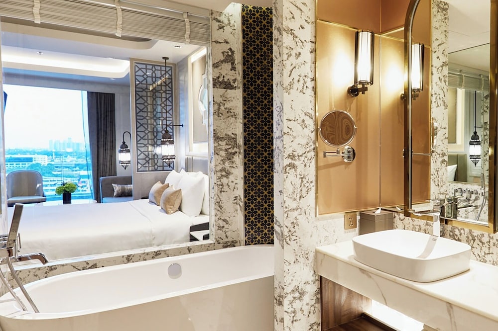 Jacuzzi Sky Suite Club Lounge Access