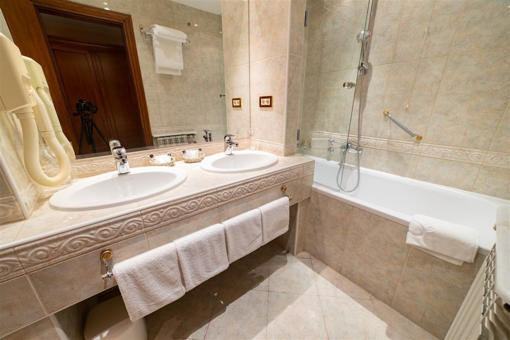 Deluxe Room - Photo 4