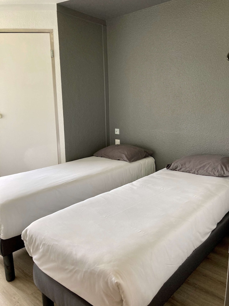Standard Room, 2 Twin Beds - Photo 1