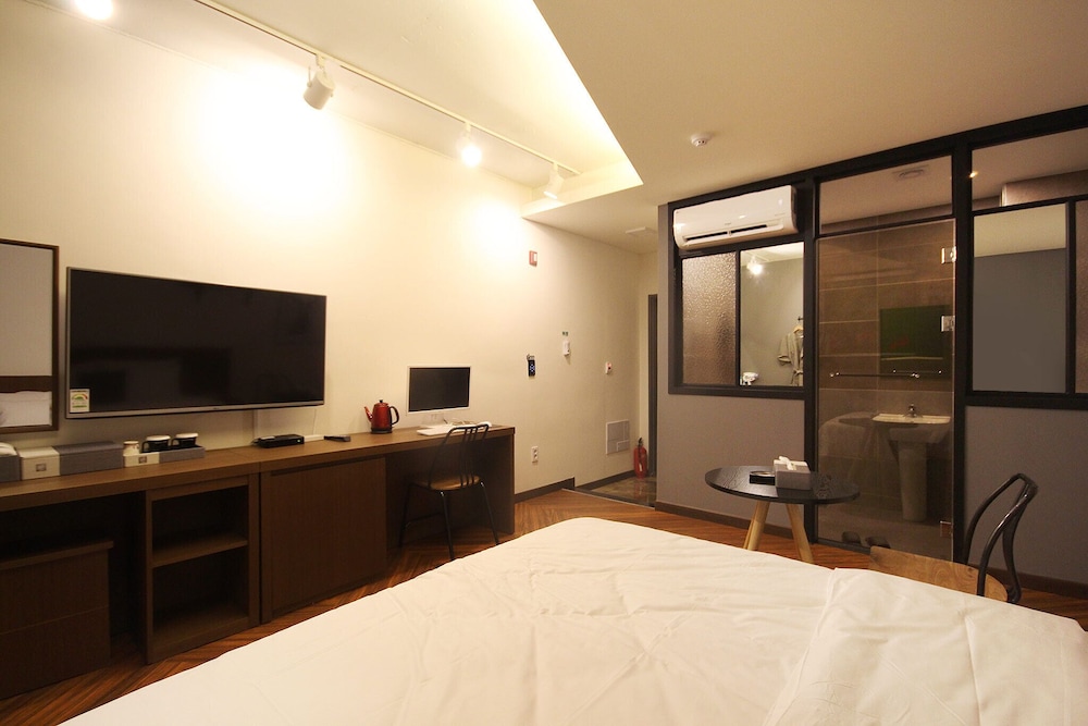 Standard Double Room, Non Smoking - Photo 9