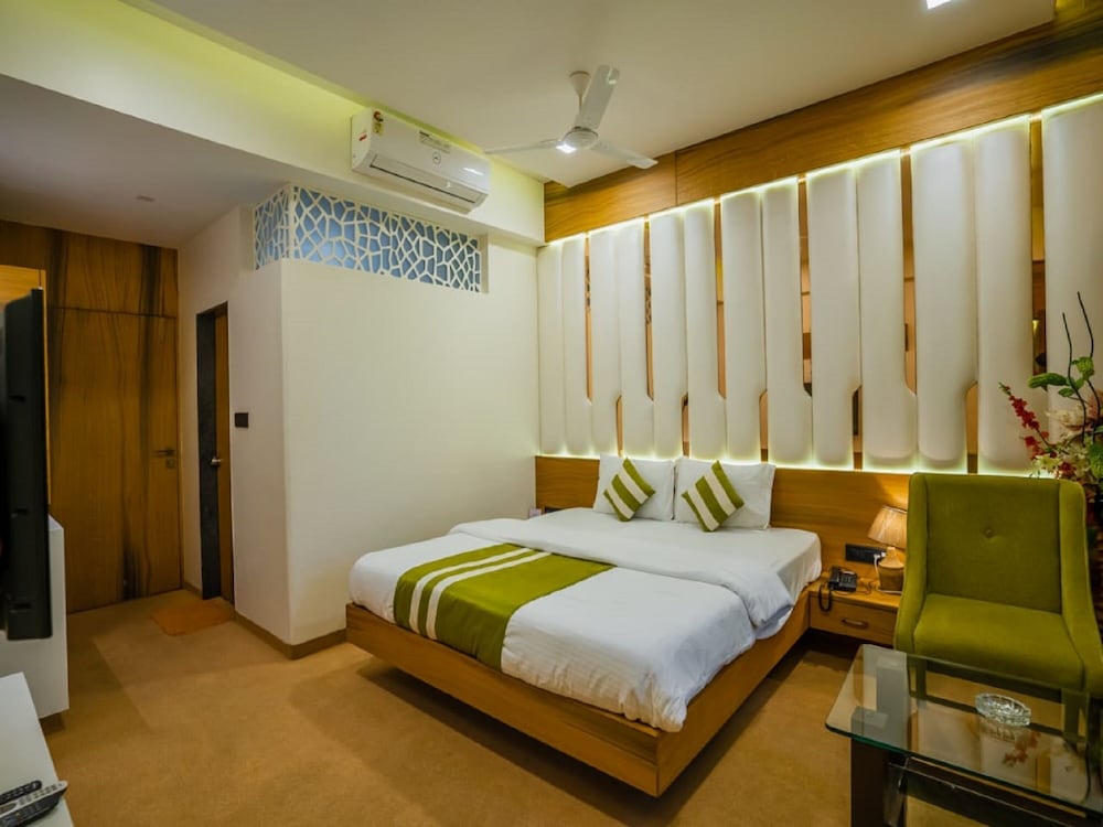 Deluxe Room, 1 King Bed photo 2
