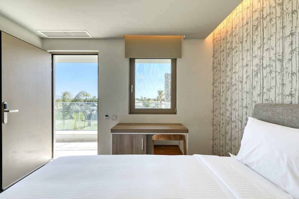 Basic Double Room, 1 Bedroom, Non Smoking, Pool View photo 2