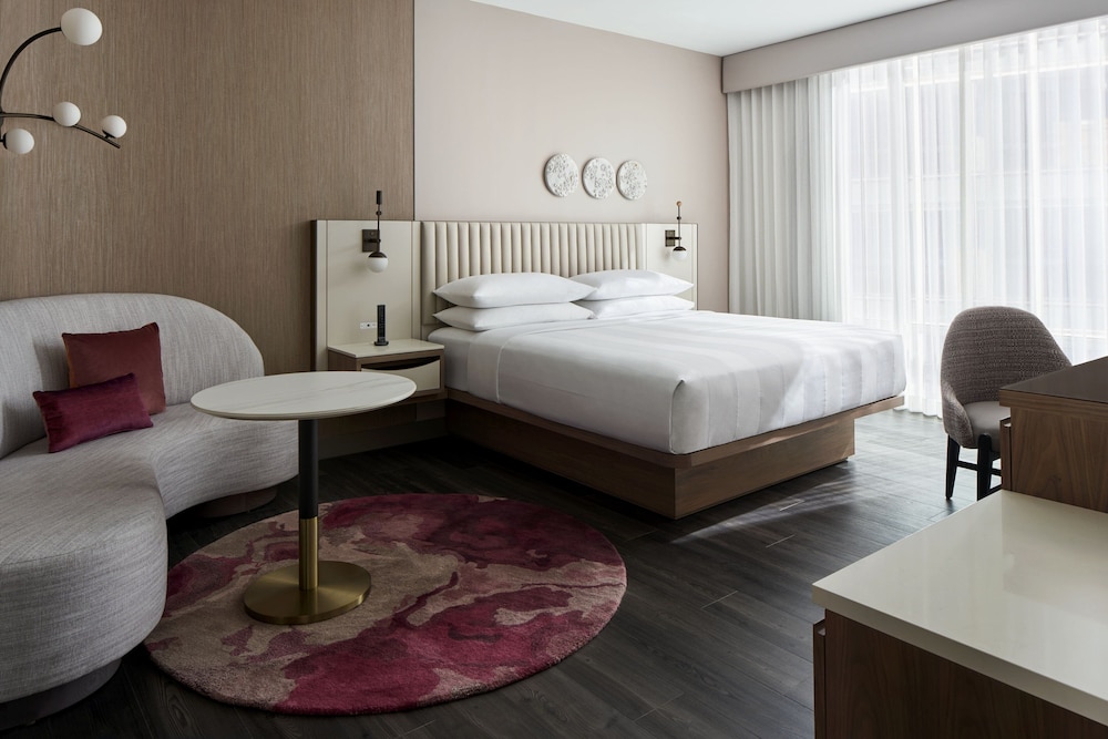 Suite, 1 Bedroom - Photo 3