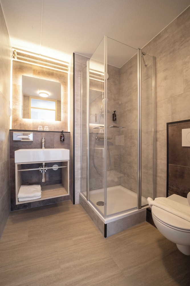 Family Quadruple Room (with Shower) - Photo 8