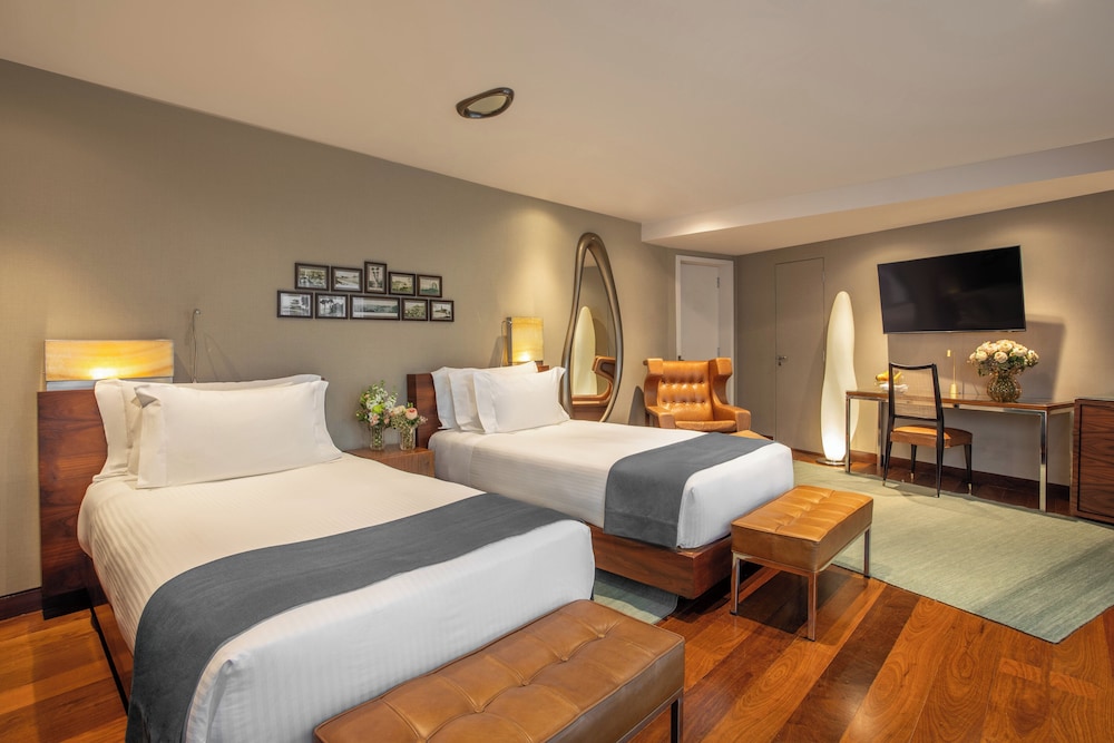 Superior Room, 2 Twin Beds, Courtyard View thumbnail 6