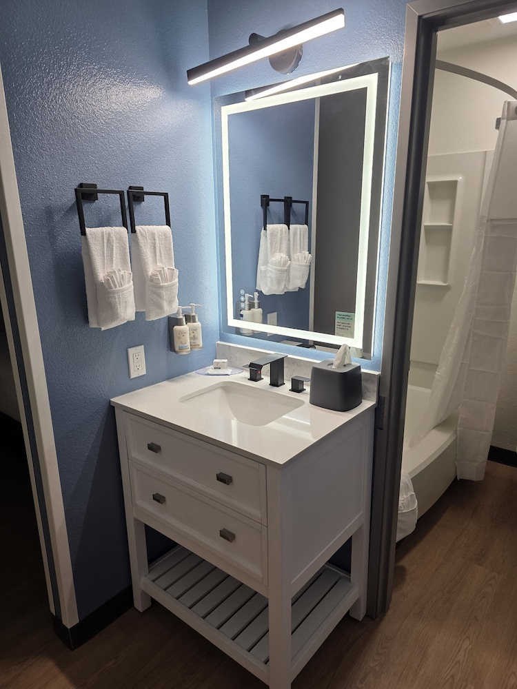 Standard Room, 1 King Bed, Mobility Accessible - Photo 1