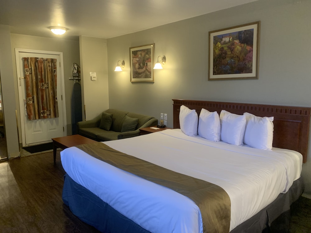 Superior Suite, 1 King Bed (Whirlpool Bath) photo 3