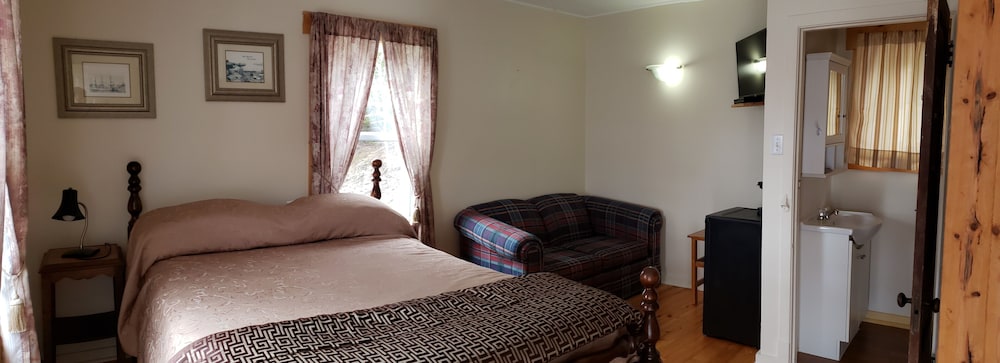 Standard Cabin, 1 Queen Bed (Cabin 1,3,4) photo 1