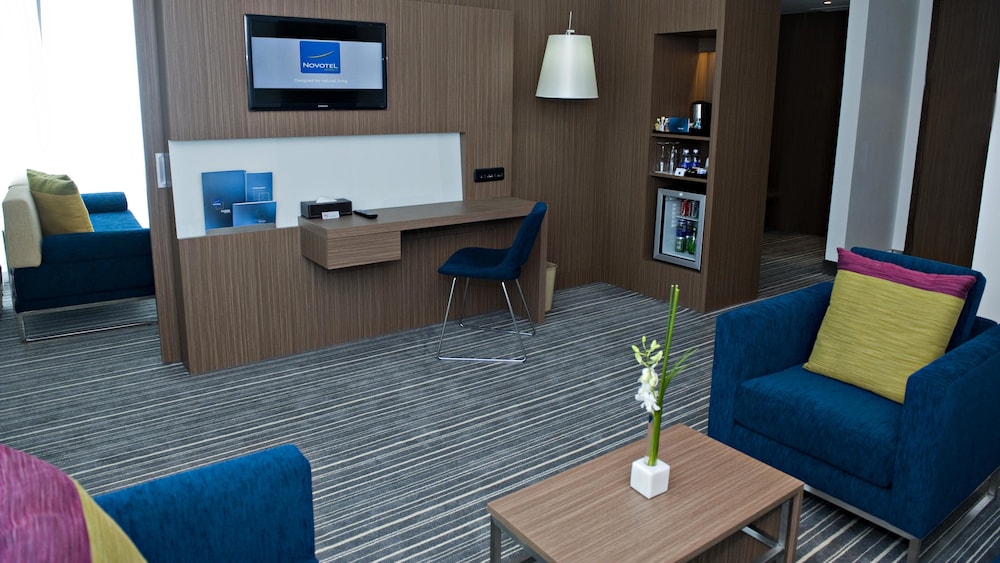 Executive Suite, 1 King Bed, Premier Lounge Access, Panoramic City View photo 2