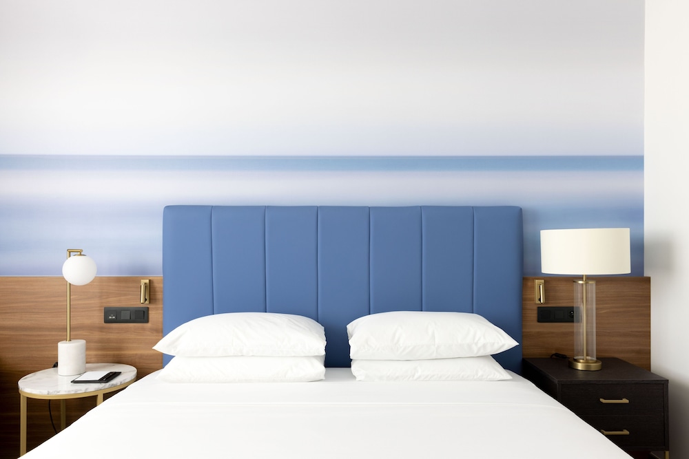 Deluxe Room, 1 King Bed, Sea View - Photo 3