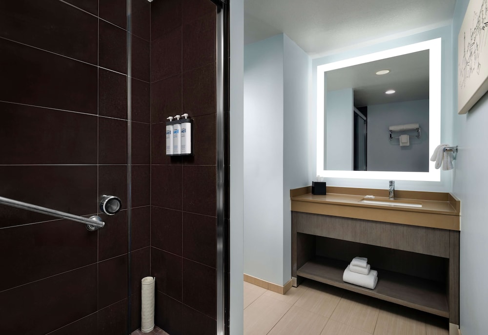 Room, 1 Queen Bed (High Floor) - Photo 2